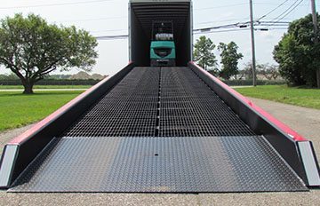 Low-end plate on mobile yard ramp